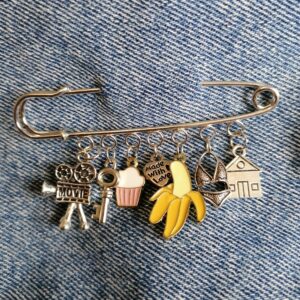 [goodies] Broche "À votre service ! "